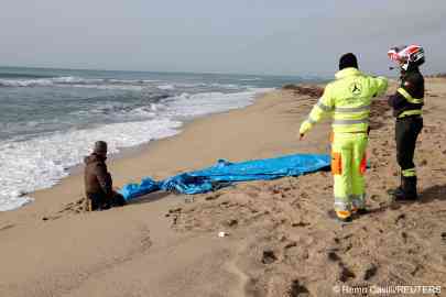 Rescuers in the aftermath of a deadly migrant shipwreck in Steccato di Cutro near Crotone, Italy, February 28, 2023 | Photo: REUTERS/Remo Casilli