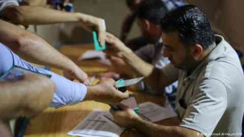 Young Palestinians try to get authorized out of the Gaza strip from the Rafah border crossing with Egypt in September 2019. | Photo: DW