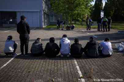 File photo: Migrants detained by German police during their patrol along the German-Polish border in Forst, Germany, September 20, 2023 | Photo: Lisi Niesner / Reuters File Photo