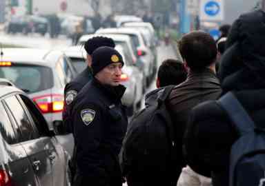 File photo: Croatian police officers secure the Maljevac border crossing between Bosnia and Croatia. Many migrants don't register in Bosnia and hope to continue to EU country Croatia. | Photo: Edvin Zulic/picture-alliance/dpa/AP