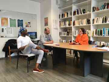 Students in the "Dialogues" DU program perform little skits about their work as interpreters | Photo: InfoMigrants  