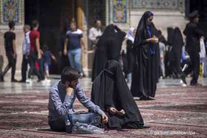 From file: A couple speak in the mausoleum of Imam Reza in Mashhad, 900 km (540 miles) in northeastern of Tehran, Iran | Photo: Picture-alliance