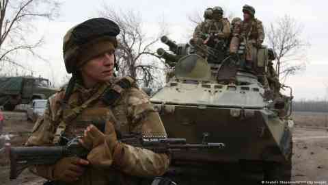 Ukrainian servicemen get ready to repel an attack | Photo: Anatolii Stepanow/AFP/Getty Images via DW