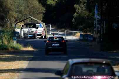 From file: Cars pass U.N peacekeepers as they stand guard inside the U.N buffer zone at the area where some migrants are stranded | Photo: Petros Kardijias / AP Photo / picture alliance