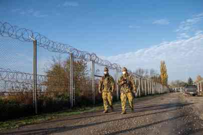 Hungarian soldiers patrolling along the border fence installed to prevent migrants from entering the country in Hercegszanto, in the vicinity of the border between Serbia and Hungary, November 2020 | Photo: EPA / TIBOR ROSTA