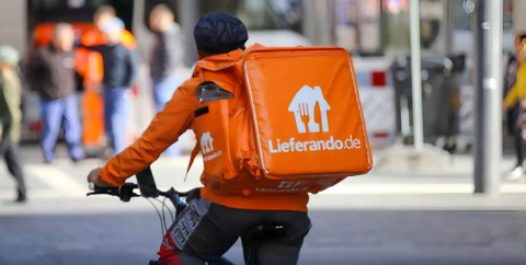 A screenshot from a DW video shows a delivery driver working in Germany for Lieferando.de | Source: DW Video