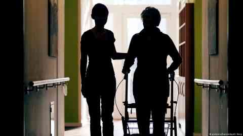 From file: Health and care workers in the UK report who experience sexual abuse and exploitation fear losing their jobs if they seek redress | Photo: picture-alliance/dpa/O. Berg