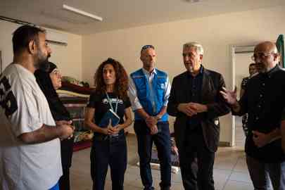 UN High Commissioner for Refugees, Filippo Grandi and the environment minister of Lebanon, Nasser Yassin (R) meet a displaced Lebanese family in Beirut | Photo: Ximena Borrazas / ANSA