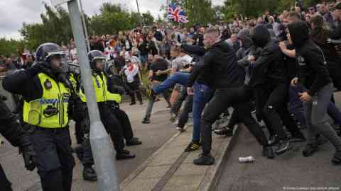Police have clashed with rioters in Rotherham in recent days | Photo: Danny Lawson / dpa / picture alliance