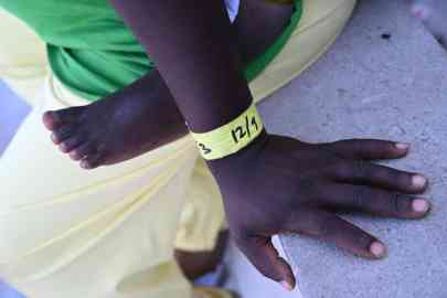 From file: The hand of a young migrant mother near the foot of her child in a picture taken on Lampedusa, September 15, 2023 | Photo: ANSA/CIRO FUSCO