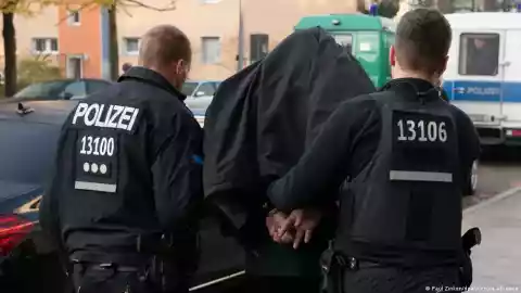 German police occasionally carry out raids against organized crime, as here in Berlin in 2018 | Photo: Paul Zinken/dpa/picture-alliance