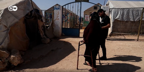 A Syrian woman who escaped the Syrian war to Lebanon has now returned to Idlib in Syria, fearing bombs in Lebanon | Source: Screenshot from DW report