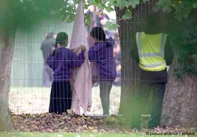 From file: Children seen at the Manston migrant processing center in Kent, UK | Photo: Gareth Fuller/PA Wire/picture alliance