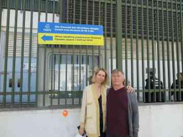 © Sonya Ciesnik | Olena and her father in front of the refugee welcome centre in south-western Paris.