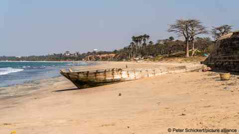 File photo used for illustration: A wrecked ship on the beach of Ghana Town, Gambia, West Africa | Photo: Picture-alliance