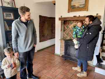 Mohammed, his wife Alona and their two children have been welcomed in Budapest by Christopher Belluzi and his wife | Photo: InfoMigrants
