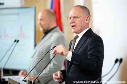 وزير الداخلية النمساوي (في المقدمة) يعد بسياسة ترحيل صارمة | الصورة: جورج هوخموت / وكالة الأنباء النمساوية / أليانس