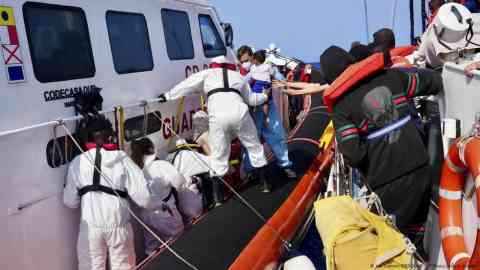 Rescuers brought survivors to Italy on Saturday | Photo: Jan Salmen/RESQSHIP/AP Photo/picture alliance
