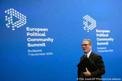 British Prime Minister Keir Starmer arrives for the European Political Community (EPC) Summit in Budapest, Hungary | Photo: Petr Josek / AP Photo / picture alliance