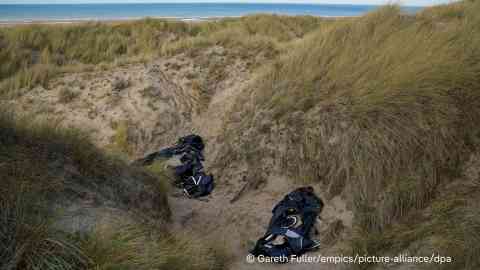 File photo: Sleeping bags and an airpump on the beach in Gravelines, northern France, photographed on December 11, 2025. Migrants frequently attempt to cross the English Channel to the UK in small boats from here | Photo: picture alliance