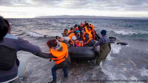 File photo: Many refugees from Syria and Afghanistan arrive from Turkey on boat near Molyvos, Lesbos, on overloaded dinghies, October 29, 2015 | Photo: Picture-alliance/ Nicolas Economou