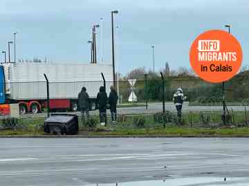 Three Sudanese migrants wait in the Transmarck area, outside Calais to try to board trucks headed to England | Photo: InfoMigrants