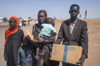 A family carries their belongings as they arrive in the South Sudanese town of Renk after fleeing fighting in Sudan | Photo: Hugh Rutherford/WFP