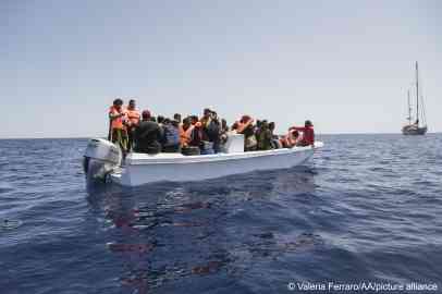 A boat in distress seen near Malta on May 17, 2022  | Photo: picture-alliance/Valeria Ferraro/Anadolu Agency
