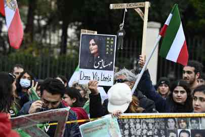 Iranian youth with flags, placards and slogans during the demonstration in front of the Iranian embassy to protest against the execution of the death penalty inflicted on women activists of the Woman, Life, Freedom Movement in Iran, Rome, 10 December 2022 | Photo: ANSA/RICCARDO ANTIMIANI