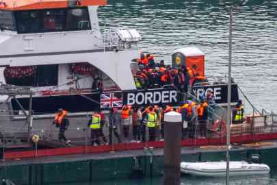 وصل مهاجرون إلى المملكة المتحدة على متن قوارب صغيرة.
صورة من الأرشيف| المصدر: رويترز
