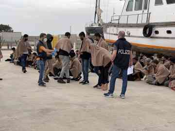 Migrants arriving in the port of Roccella Ionica, May 20, 2024 | Photo: ANSA/ANTONELLO LUPIS