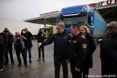 Frontex’s Executive Director Hans Leijtens talks to Anton Zlatanov, Bulgarian border police director, during their visit at Kapitan Andreevo border crossing between Bulgaria and Turkey, Bulgaria, February 29, 2024 | Photo: Stoyan Nenov / Reuters
