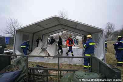 File photo: 
Employees of the Technical Relief Organization (THW) are setting up tents for Ukrainian refugees on Schnackenburgallee, Hamburg, March 2022 | Photo: Marcus Brandt / picture alliance