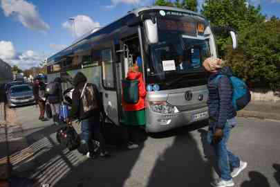 © Emmanuel Dunand, AFP | Migrants arrive with their belongings to take a bus to a temporary reception centre, during the clearing of France's biggest squat,  in the southern suburbs of Paris in Vitry-sur-Seine on April 17, 2024.