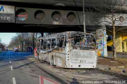 The wreck of a bus that burned out on New Year's Eve 2022 in the Berlin district of Neukölln | Photo: Marc Vorwerk/Sulupress.de/picture-alliance