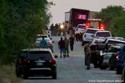 Police and other first responders work the scene where officials say dozens of people have been found dead after a semitrailer containing suspected migrants was found in San Antonio, Texas on June 27, 2022 | Photo: Eric Gay/AP