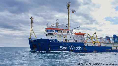 Le navire humanitaire de sauvetage en mer de l'ONG allemande Sea-Watch navigue sur la mer Méditerranée pour tenter de venir en aide aux embarcations de migrants. Crédit : Picture alliance