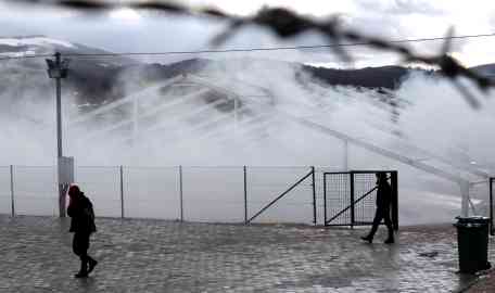 From file: Migrants walk in the smoke during a winter day in Lipa, near Bihac, in Bosnia and Herzegovina | Photo: EPA/FEHIM DEMIR