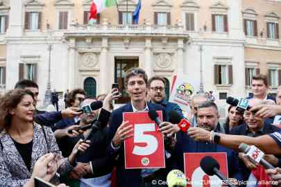 Italian lawmaker Riccardo Magi from Più Europa celebrates reaching 500,000 signatures to trigger a referendum on citizenship in Italy | Photo: Cecilia Fabiano / LaPresse via ZUMA Press
