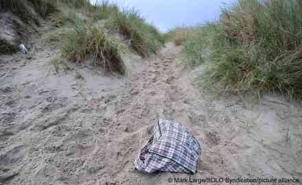 File photo used for illustration: A young Somalian migrant is reported to have died earlier this week while attempting to board a boat to cross the Channel | Photo: Mark Large/SOLO Syndication/picture alliance