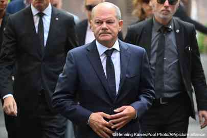 File photo: German Chancellor Olaf Scholz visits the scene of a knife attack, in Solingen, Germany, Monday, August 26, 2024 | Photo: Henning Kaiser / picture alliance