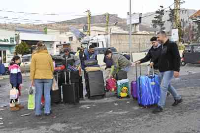 Syrian refugees waiting with their belongings at the Al-Masnaa crossing as they prepare to return to Syria, on the Lebanese-Syrian border, Lebanon | Photo: PHOTO/ARCHIVE/EPA/WAEL HAMZEH