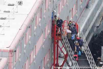 The first 15 asylum seekers board the Bibby Stockholm moored in Portland Harbor, UK | Photo: Ben Birchall / PA Wire / empics / picture-alliance