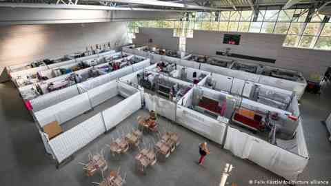 From file: Once again, sports halls are being used to accommodate refugees and asylum seekers in Germany | Photo: Felix Kästle / picture alliance