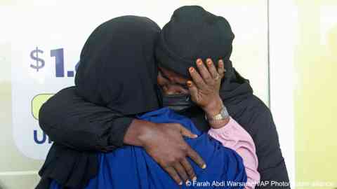 A Somali migrant deported from Libya embraces his mother at Aden Abdulle Osman International Airport in Mogadishu, Somalia, Thursday, Nov. 20, 2025 | Photo: Farah Abdi Warsameh / AP Photo