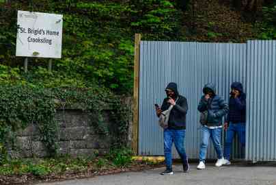 Des demandeurs d'asile sortent du bâtiment du Service d'hébergement de la protection internationale (Ipas), à Citywest, près de Dublin, le 1er mai 2024. Crédit : Reuters