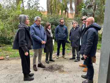 Councillors visit the site of a fire in Brindisi in a building intended to house migrant workers. From left, Puglia's councillor of migration policies, Silvia Miglietta, and close to her the mayor of Brindisi, Giuseppe Marchionna | Photo: Regione Puglia press office