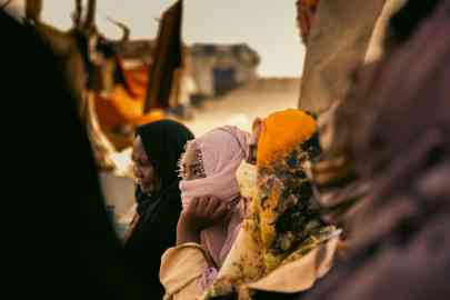 An image of Sudanese families seeking safety, shows the struggles of millions highlighted in IOM and IDMC's new internal displacement report | Photo: Mouaid Tariq Duffani / IOM 2025