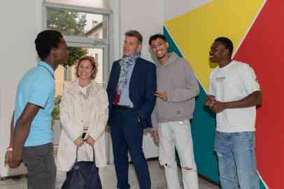 Ambassador Balzaretti and Chiara Cardoletti on a visit to the Como reception center for unaccompanied foreign minors | Photo: UNHCR/AGNESE MORGANTI