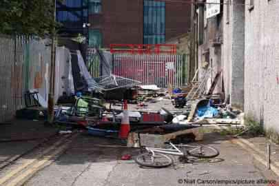 From file: These makeshift tents erected in this Dublin lane by homeless migrants earlier in May were destroyed in a suspected attack | Photo: Niall Carson/empics/picture-aliance